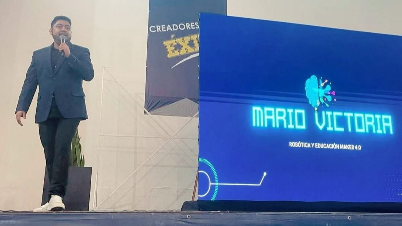 Mario Ramírez colaborando en el laboratorio